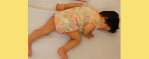 睡眠する乳幼児